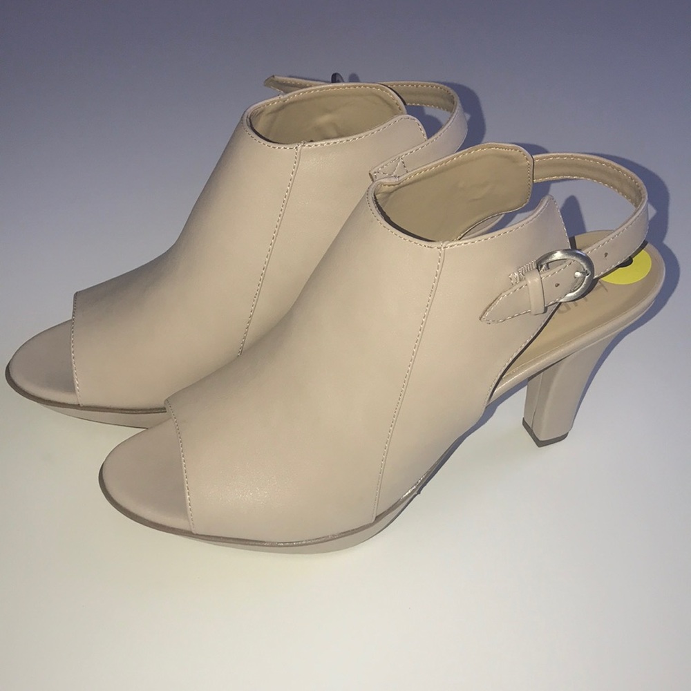 New woman’s naturalizer open toe heel